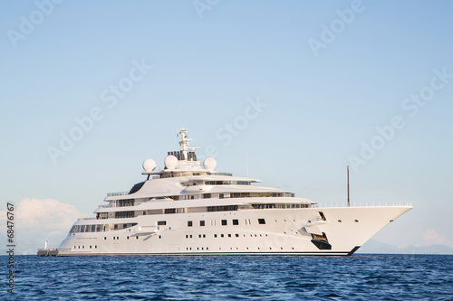 Luxuriöse Mega Yacht am Meer © Jeanette Dietl