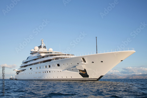 Luxus Mega Yacht - immens großes und langes Schiff © Jeanette Dietl
