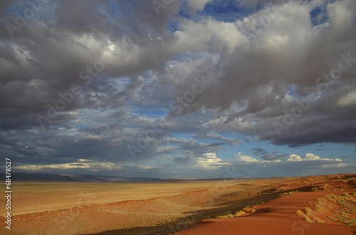 Gewitterwolken über der Namib