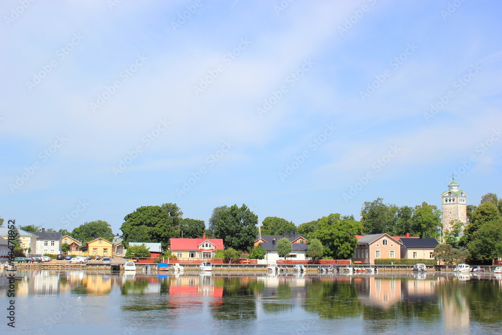Obraz premium Stadt Ekenäs (Tammisaari) in Finnland spiegelt sich am Hafen