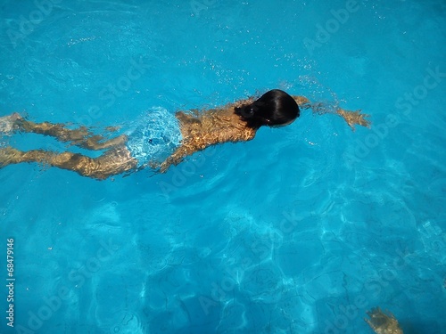 Niño en la piscina