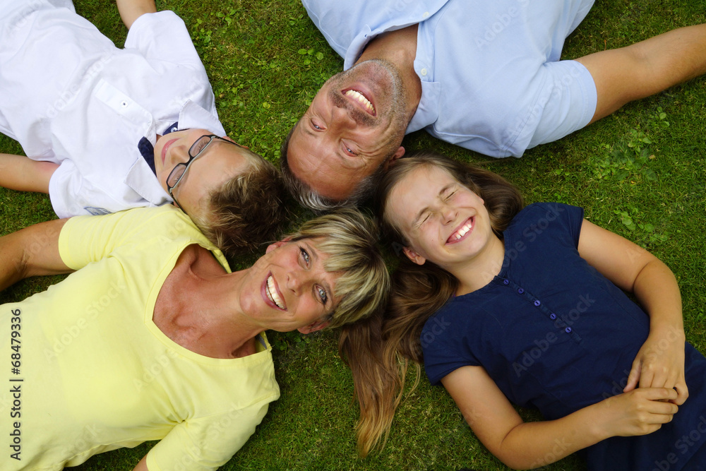 Glückliche Familie liegt auf dem Rasen Glückliche Familie liegt auf dem Rasen