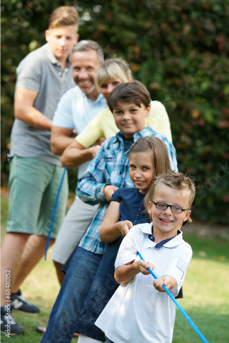 Familie zieht an einem Seil © Matthias Stolt