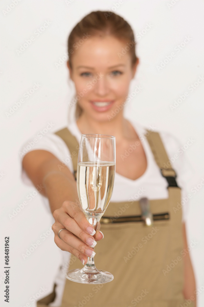 Heimwerkerin mit Sekt