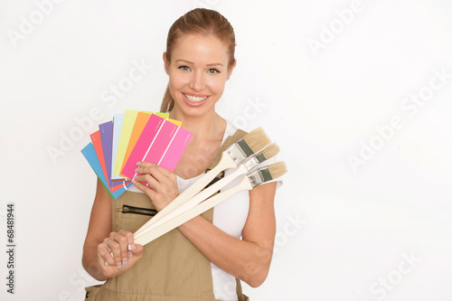 Frau mit Malerpinseln und Farbkarte