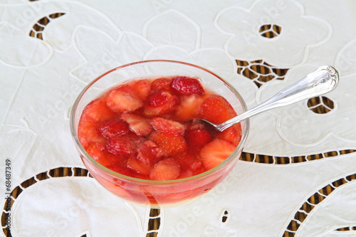 Vanillepudding mit Erdbeeren photo