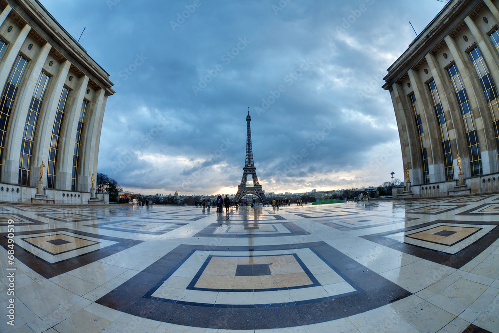 Obraz premium Eiffel Tower in Paris on the winter with the white clouds