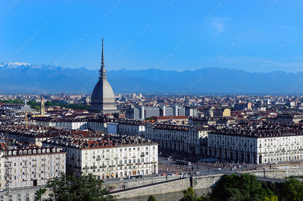 Torino, la Mole Antonelliana e le Alpi