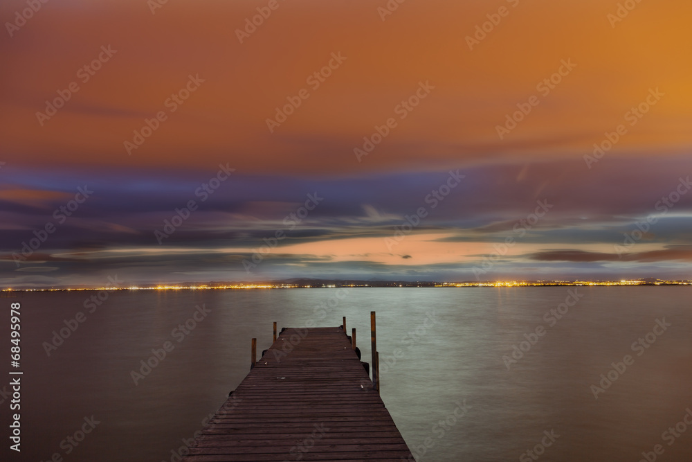 Fototapeta premium Molo w Albufera w Walencji. Nocne ujęcie Długa ekspozycja.