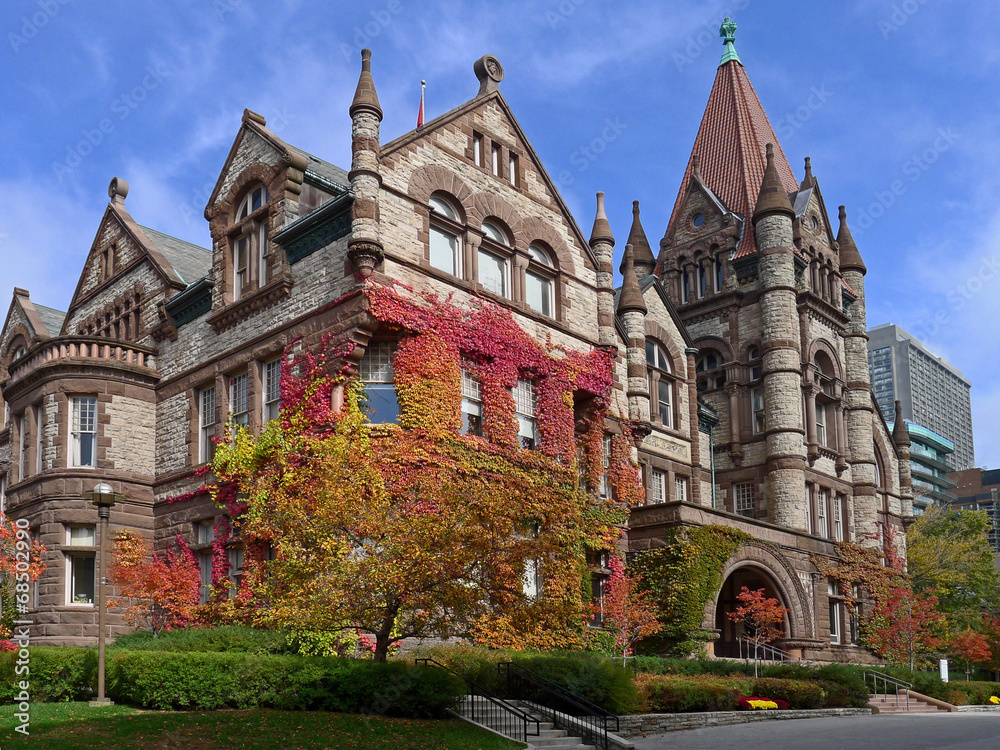 Obraz premium University of Toronto, Victoria College, colorful fall ivy