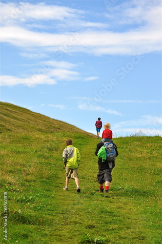 Familie wandert in den Alpen