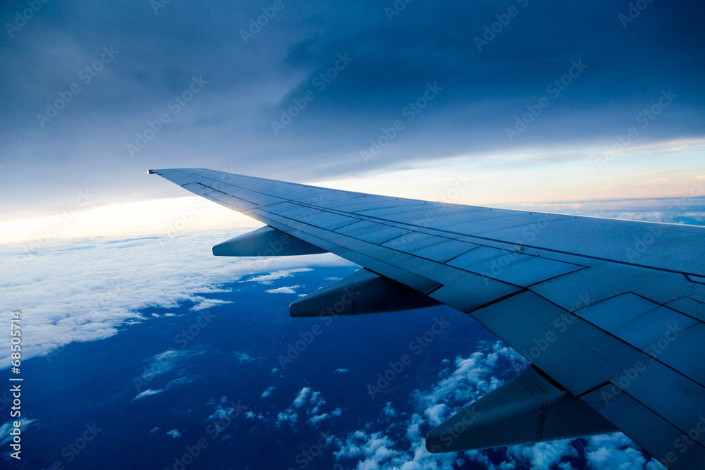 Obraz premium Classic image through aircraft window onto jet engine