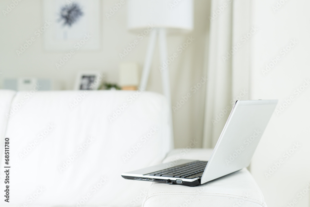 ソファ上のパソコン