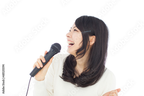歌う女性