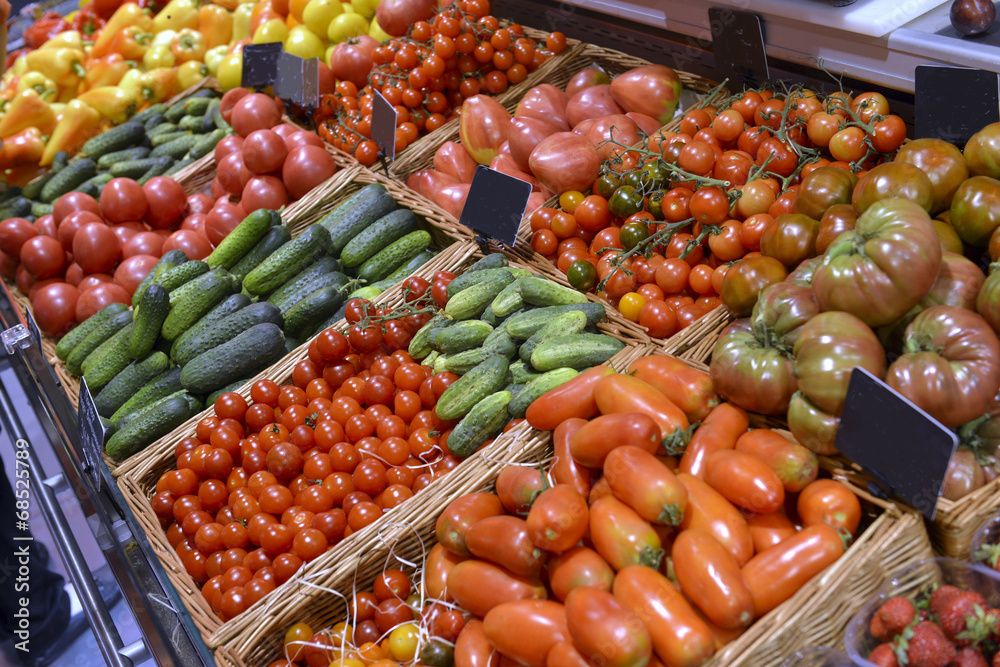 showcase vegetables in a supermarket