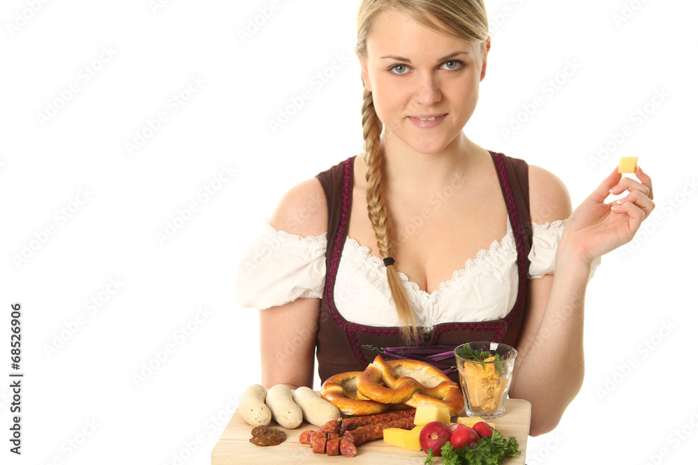 Frau im Dirndl mit typischen Essen Frau im Dirndl mit typischen Essen