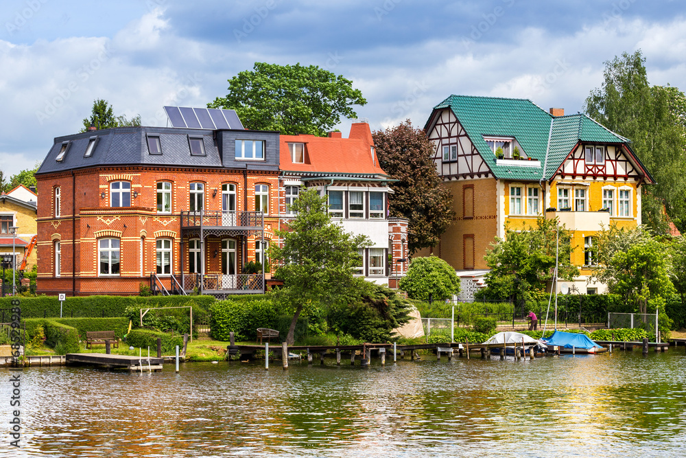 Obraz premium Wohnen am Fluss