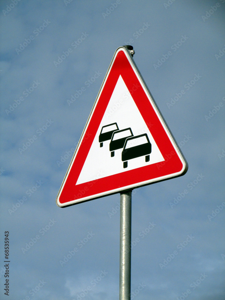 Verkehrsschild am blauen Himmel, Achtung Stau Verkehrsschild am blauen Himmel, Achtung Stau