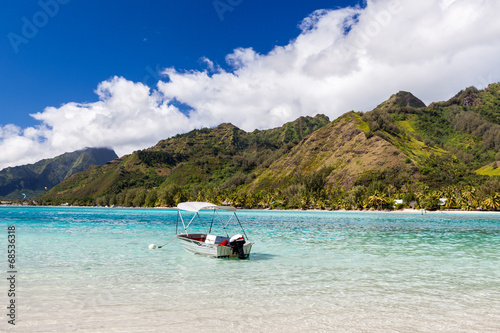 Barca a motore con tendalino ancorata in mare tropicale © francescopaoli
