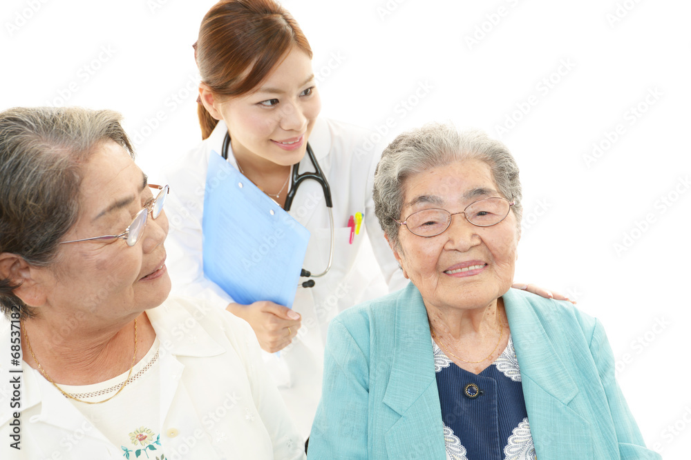 笑顔の高齢者と女医 笑顔の高齢者と女医