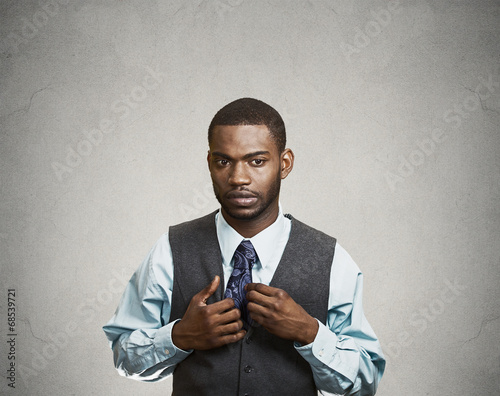 Fotografia Portrait Shy, socially awkward business man, grey background