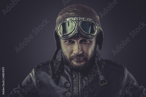 Foto usaf pilot dressed in vintage style leather cap and goggles