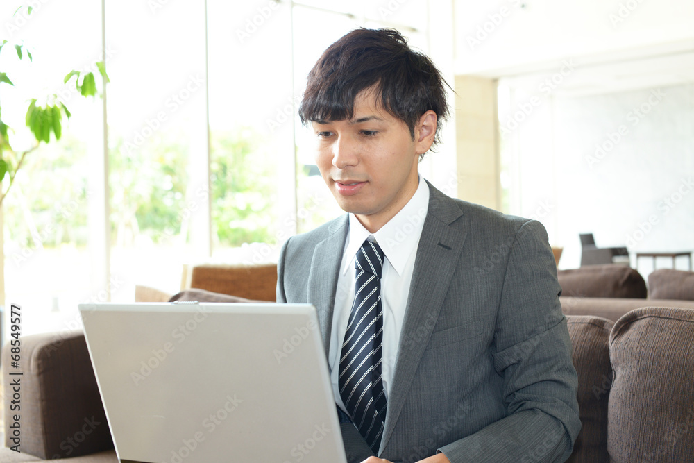 PCで仕事中の男性 PCで仕事中の男性