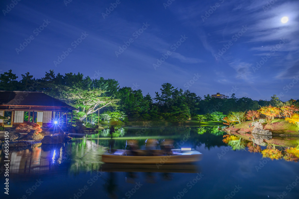 Obraz premium 秋の夜の栗林公園-水鏡2