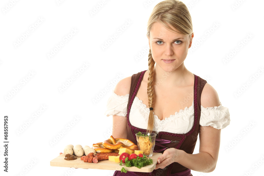 Frau im Dirndl mit typischen Essen Frau im Dirndl mit typischen Essen