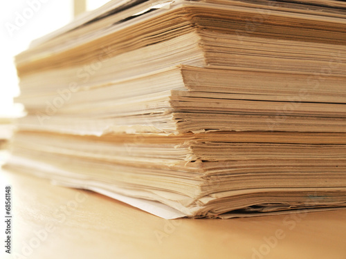 Datenschutz bei Dokumenten, Papierstapel - Dokumentation, Papier ist geduldig. Lange Wartezeiten bei Anträgen. Archiv regelmäßig ausmisten und Akten sortieren.