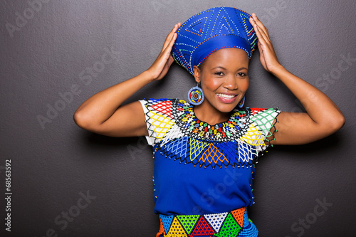 Fotografi african model in traditional attire posing