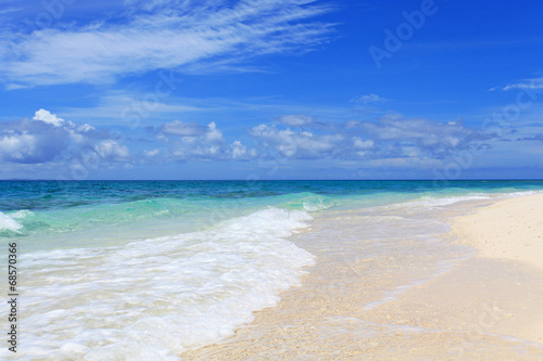 綺麗な砂浜に打ち寄せる白い波