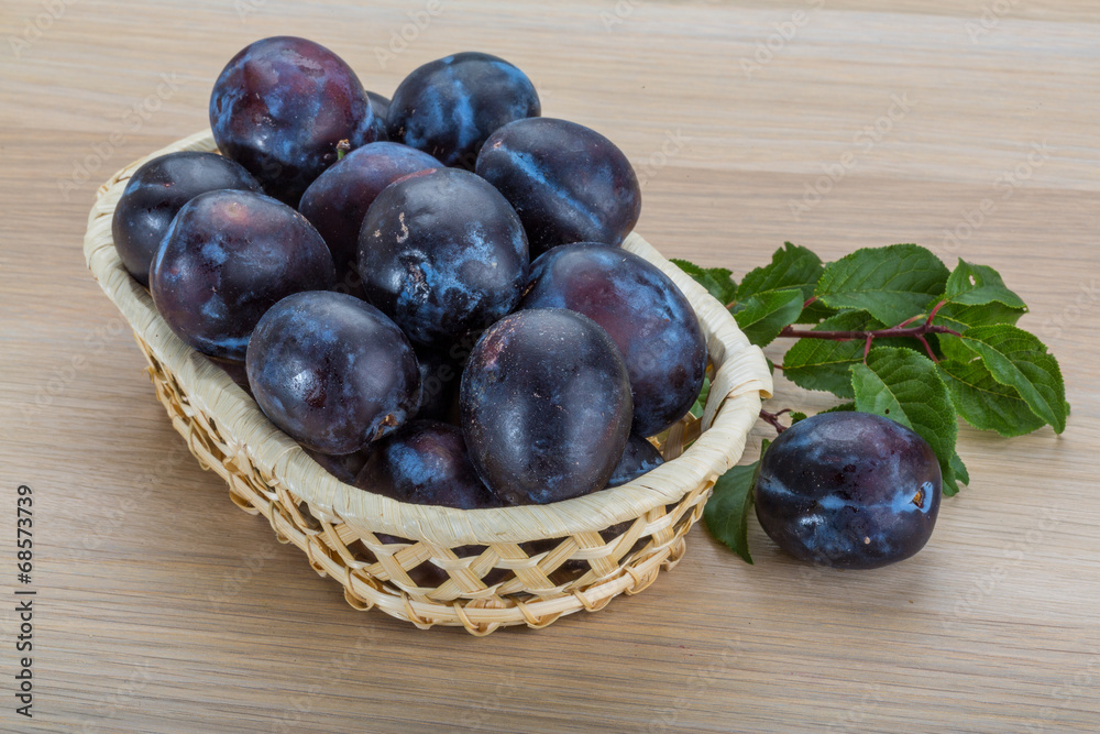 Fresh plums Fresh plums