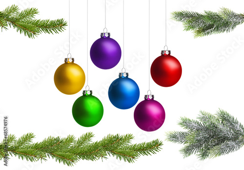 Weihnachtskugeln mit Tannenzweig