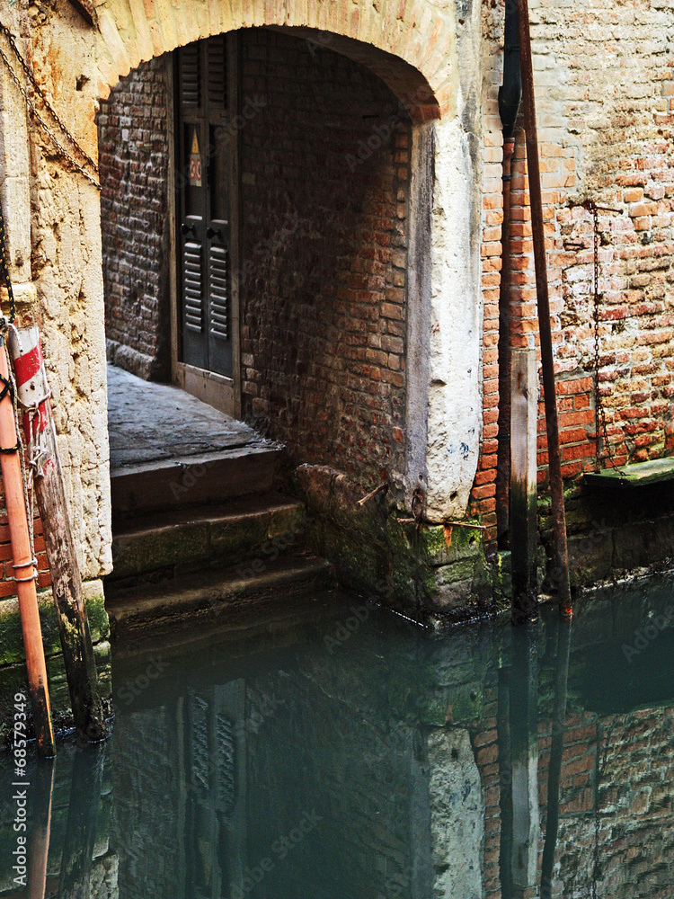 Venezia, sottoportico sul canale