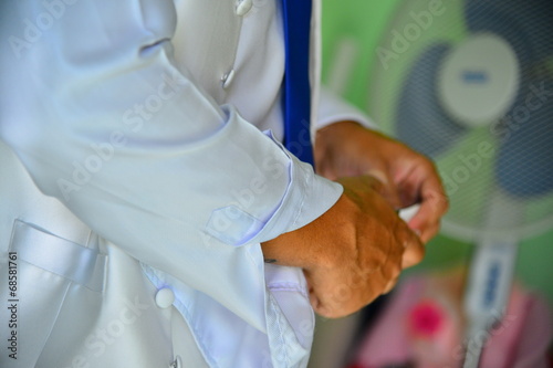 Groom getting ready for the wedding ceremony © PhotoeffectbyMarcha