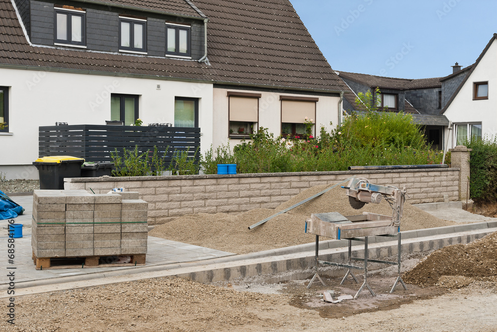 Wegebau - Neue Platten aus Beton werden zugeschnitten Wegebau - Neue Platten aus Beton werden zugeschnitten