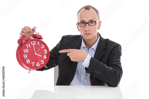 Konzept Überstunden: Mann hält Uhr mit der Uhrzeit vier photo