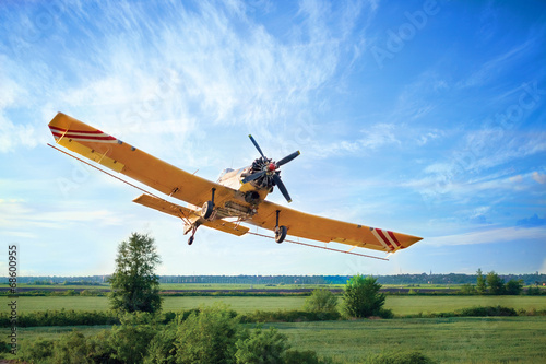 Fotografie plane sprayed crops in the field