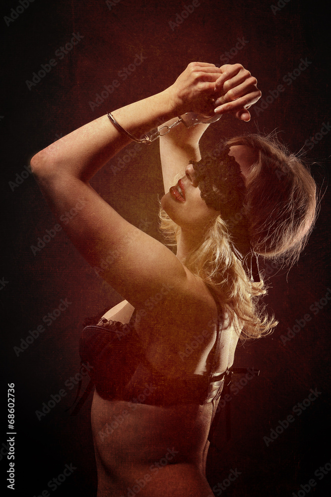 femme sexy avec masque en dentelles et menottes Stock Photo | Adobe Stock