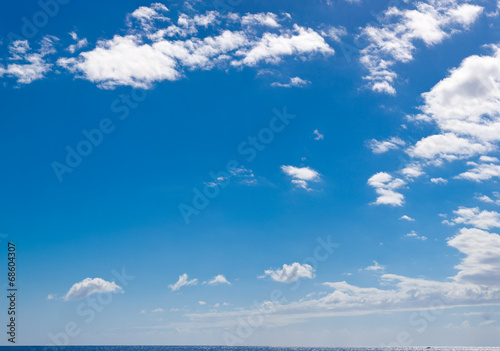 grand ciel, beau temps sous le soleil des tropiques