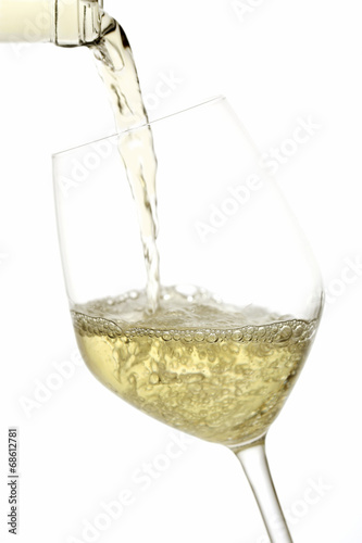 vino bianco versato in bicchiere 