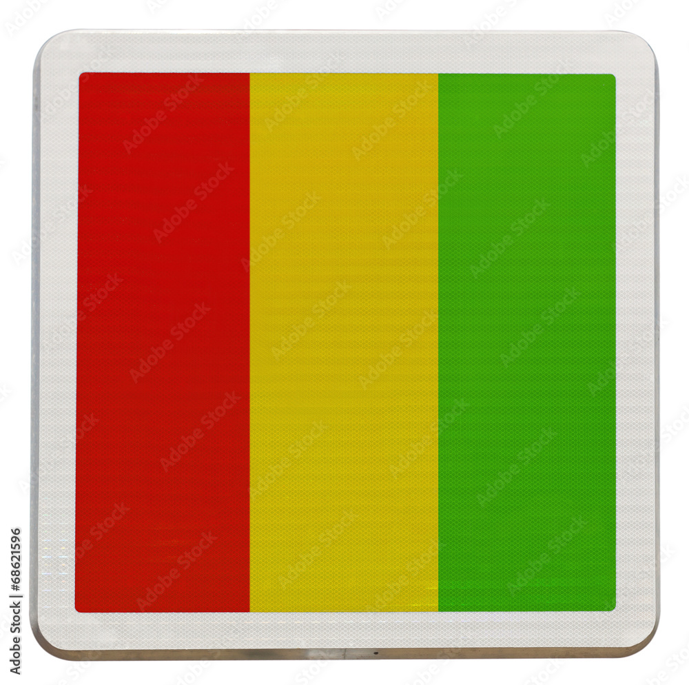 Fototapeta premium drapeau de Guinée sur panneau de signalisation
