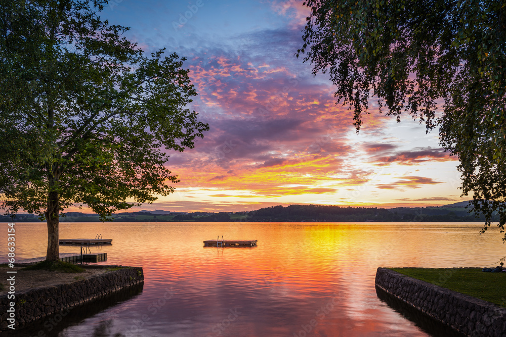 Obraz premium moody sunset at lake wallersee in austria with trees