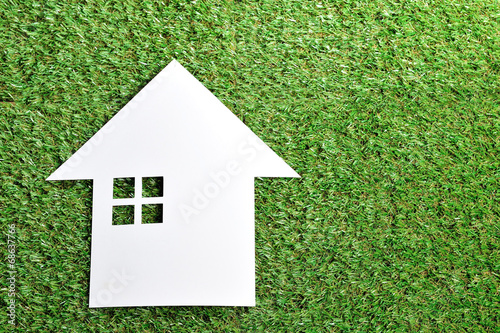 緑の芝生と住宅相談窓口
