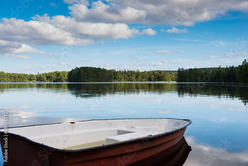 Schweden See mit altem Boot