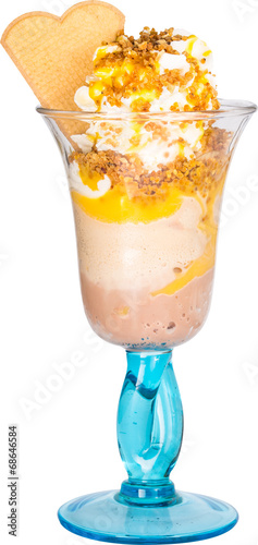 Eisbecher - Krokantbecher mit Sahne photo