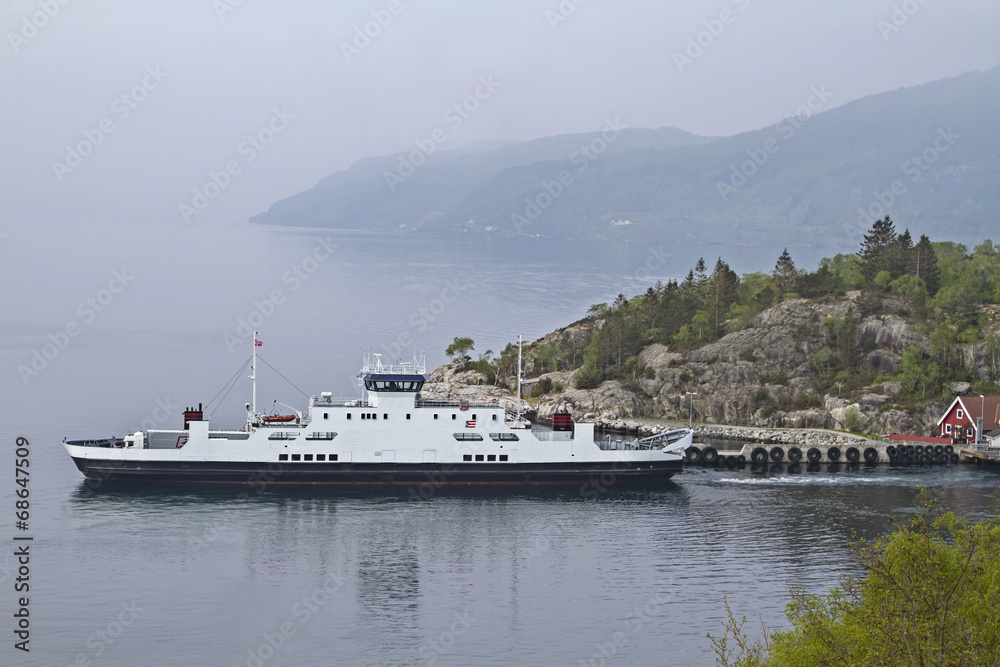 Autofähre am Garsundfjord