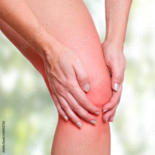 Knieschmerzen mit den Händen halten