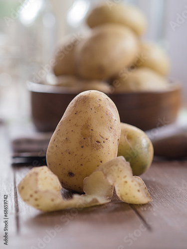 Rohe Kartoffeln auf einem Tablett photo